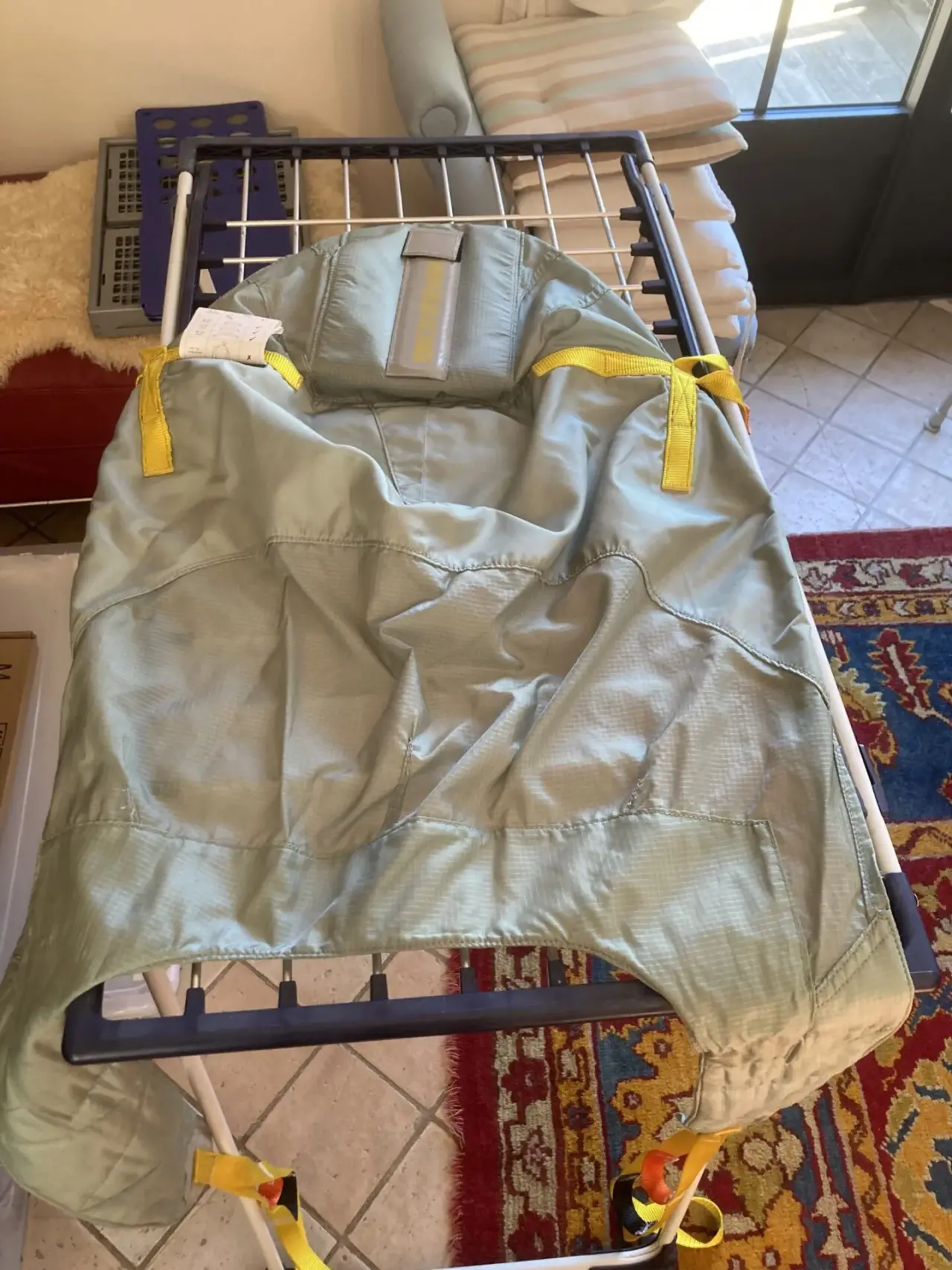 Insert de siège enfant vert clair en nylon ripstop, en bon état, doté de sangles de sécurité jaunes