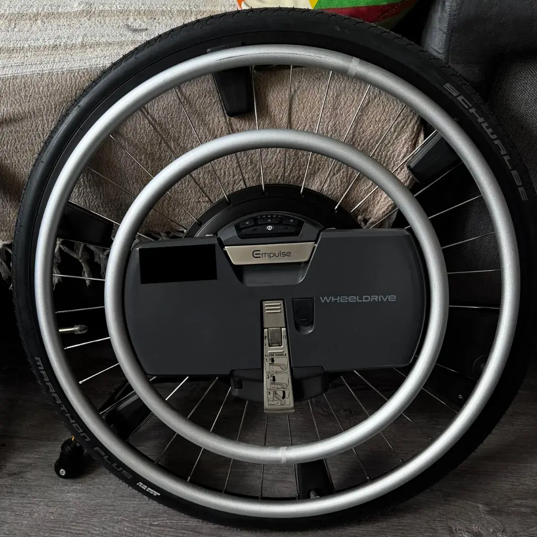 Système de propulsion électrique Empulse WHEELDRIVE pour fauteuil roulant, gris anthracite et argenté, en