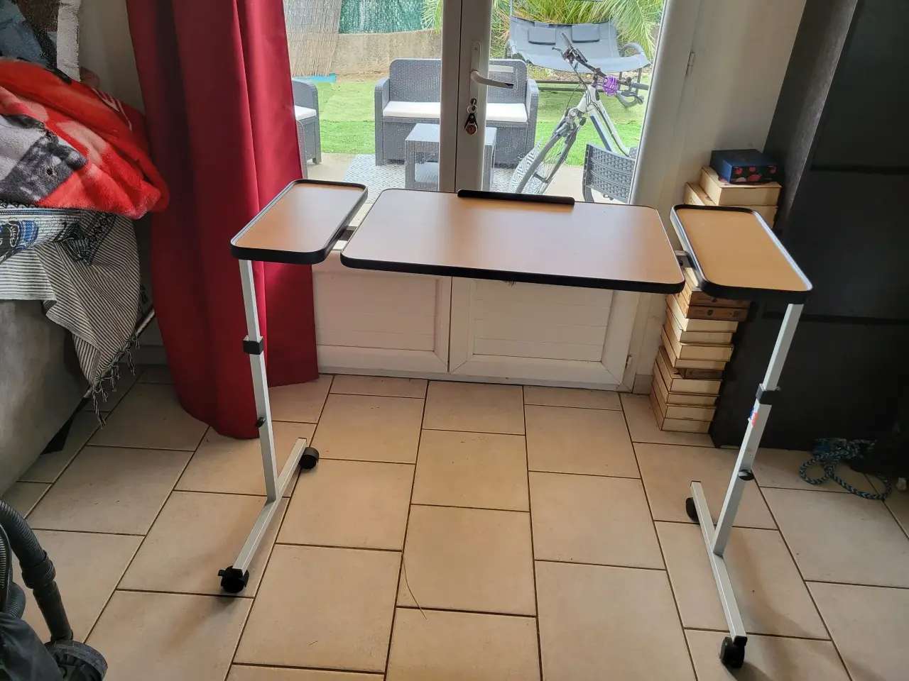 Deux tables d'appoint mobiles et réglables en hauteur, en bois clair et métal gris, en bon état, avec