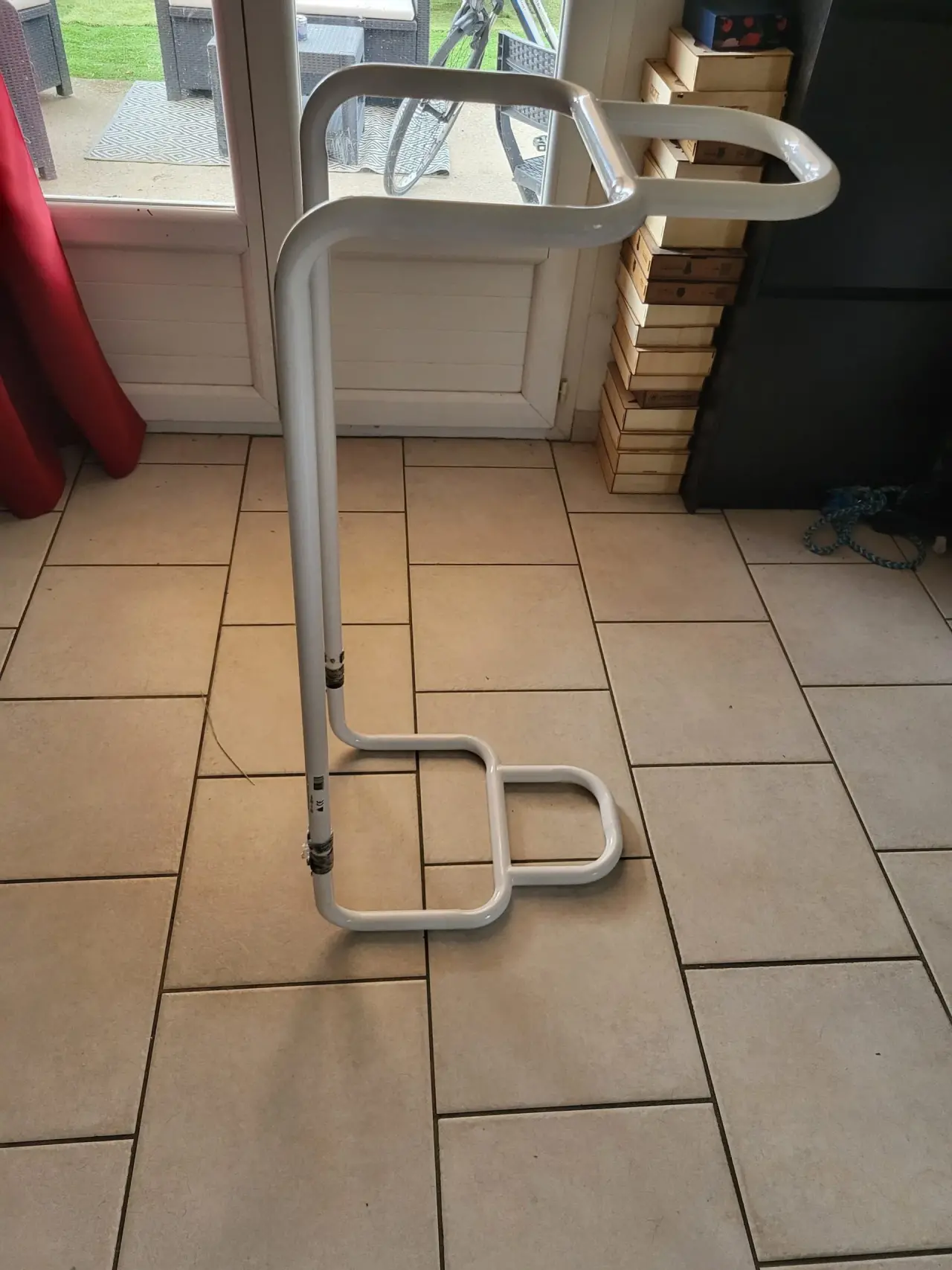 Barre d'appui de lit blanche en métal tubulaire, en excellent état, avec une base en U et une poignée supérieure incurvée, réglable en hauteur
