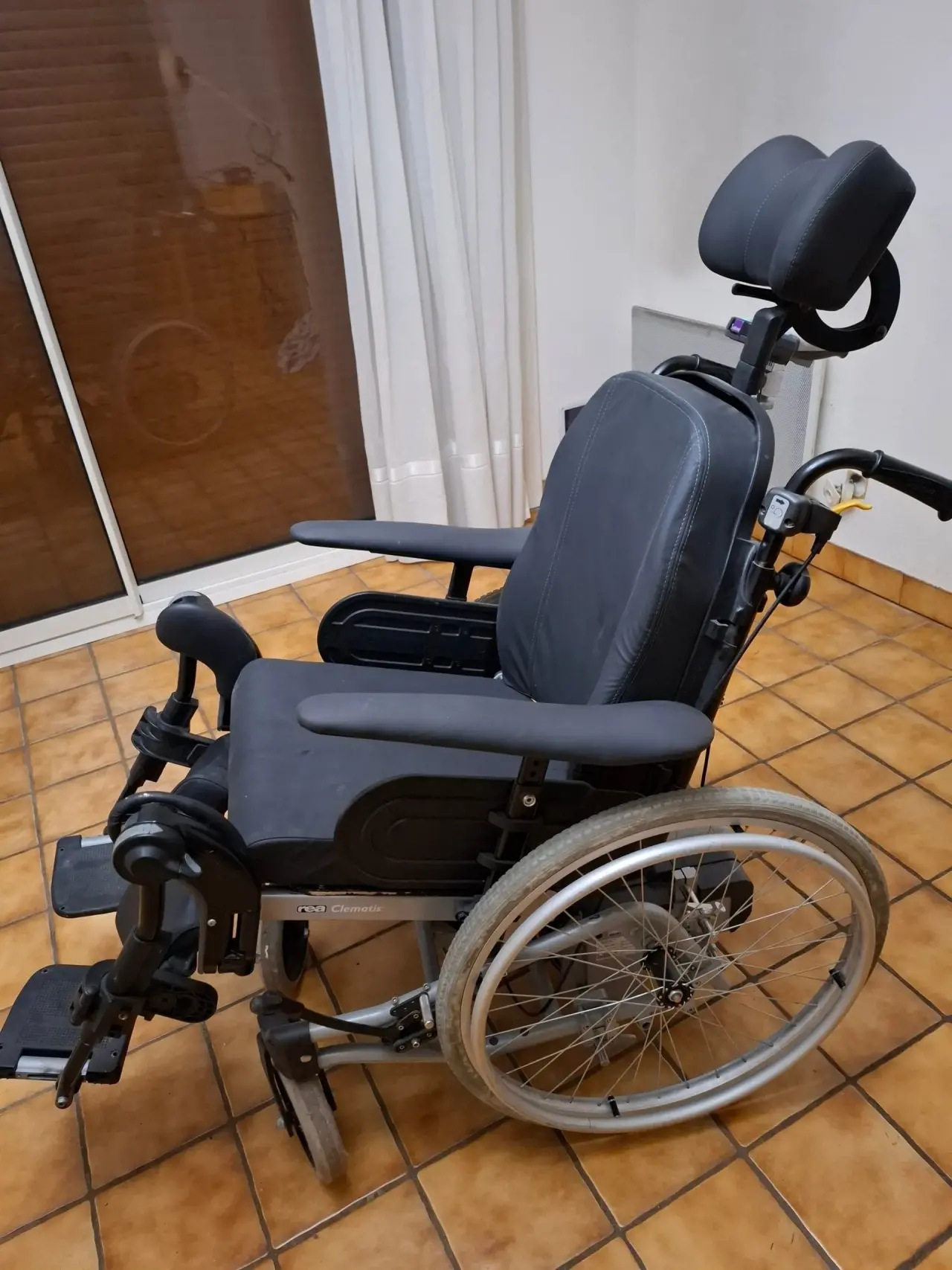 Fauteuil roulant manuel Rea Clematis noir et gris argenté, en bon état, avec appui-tête et repose-pieds ajustables