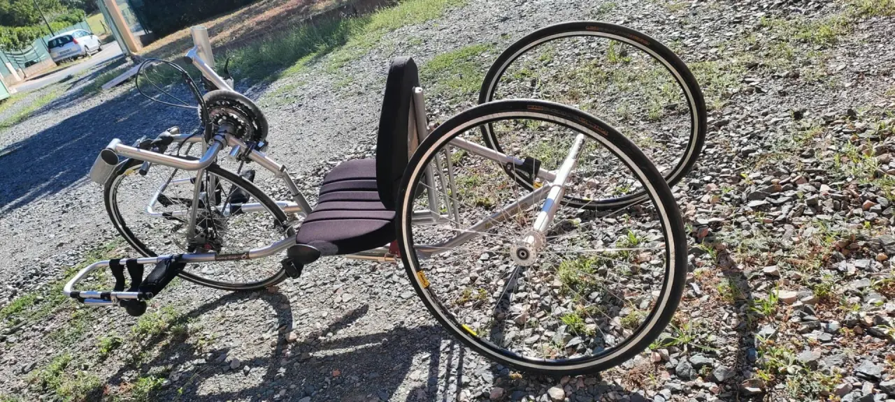 Trike couché en aluminium gris argenté et tissu noir, en très bon état, doté d'un siège