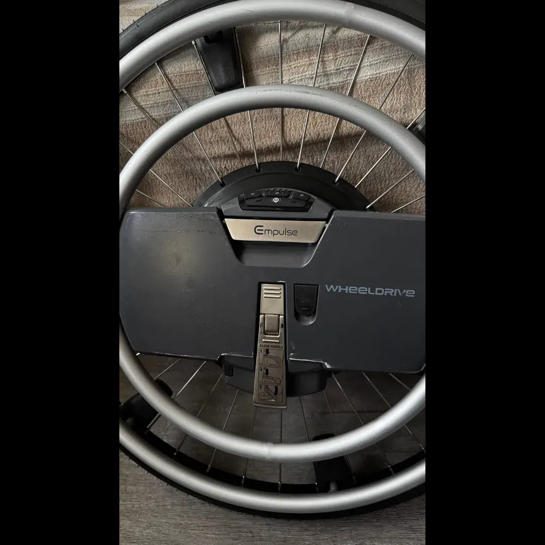Système d'assistance électrique Empulse WHEELDRIVE gris foncé pour fauteuil roulant, en plastique et