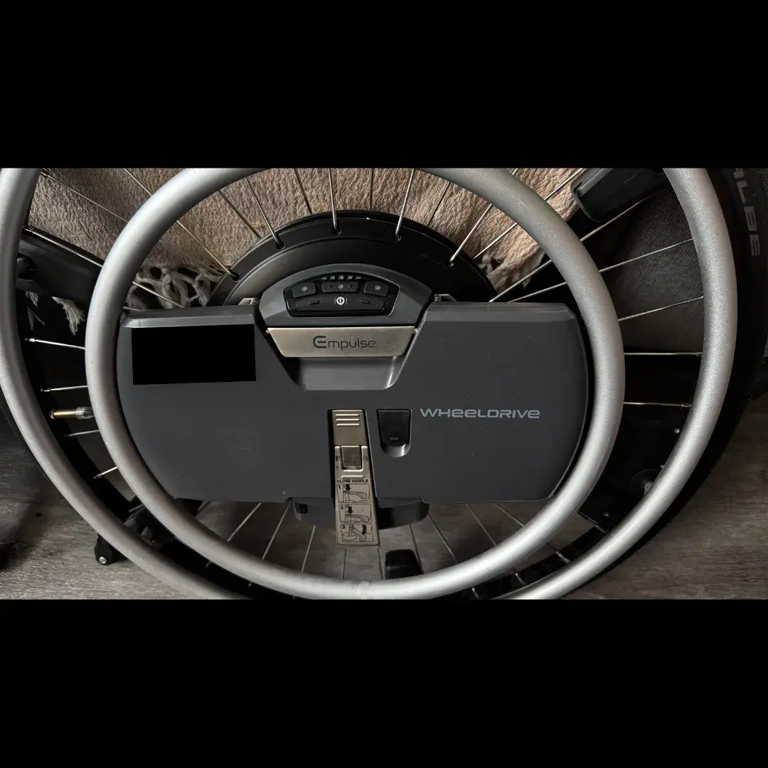 Système d'assistance électrique Empulse WHEELDRIVE gris anthracite en plastique et métal, en excellent état