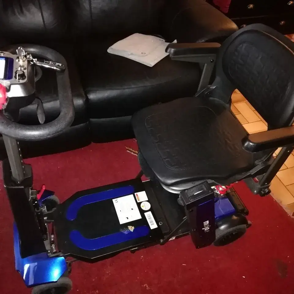 Scooter de mobilité pliable bleu et noir en métal et simili-cuir, en excellent état, avec un
