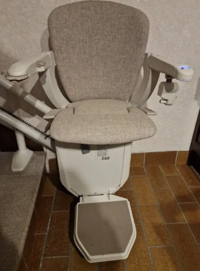 Monte-escalier fauteuil beige et blanc