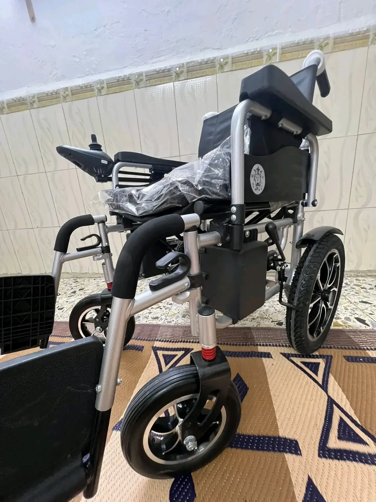 Fauteuil roulant électrique noir et argenté, cadre en aluminium, neuf avec assise et dossier
