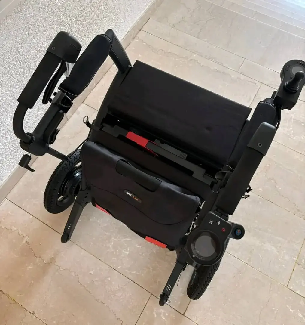 Fauteuil roulant électrique pliant noir en aluminium et tissu, avec joystick et sac de rangement, en excellent état