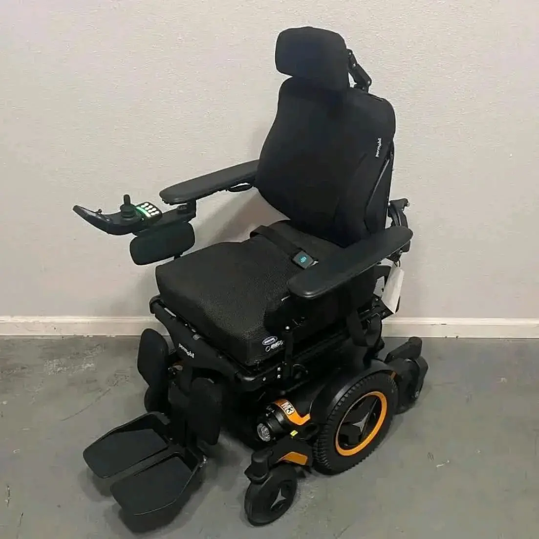 Fauteuil roulant électrique noir en métal et tissu, en excellent état, doté d'une