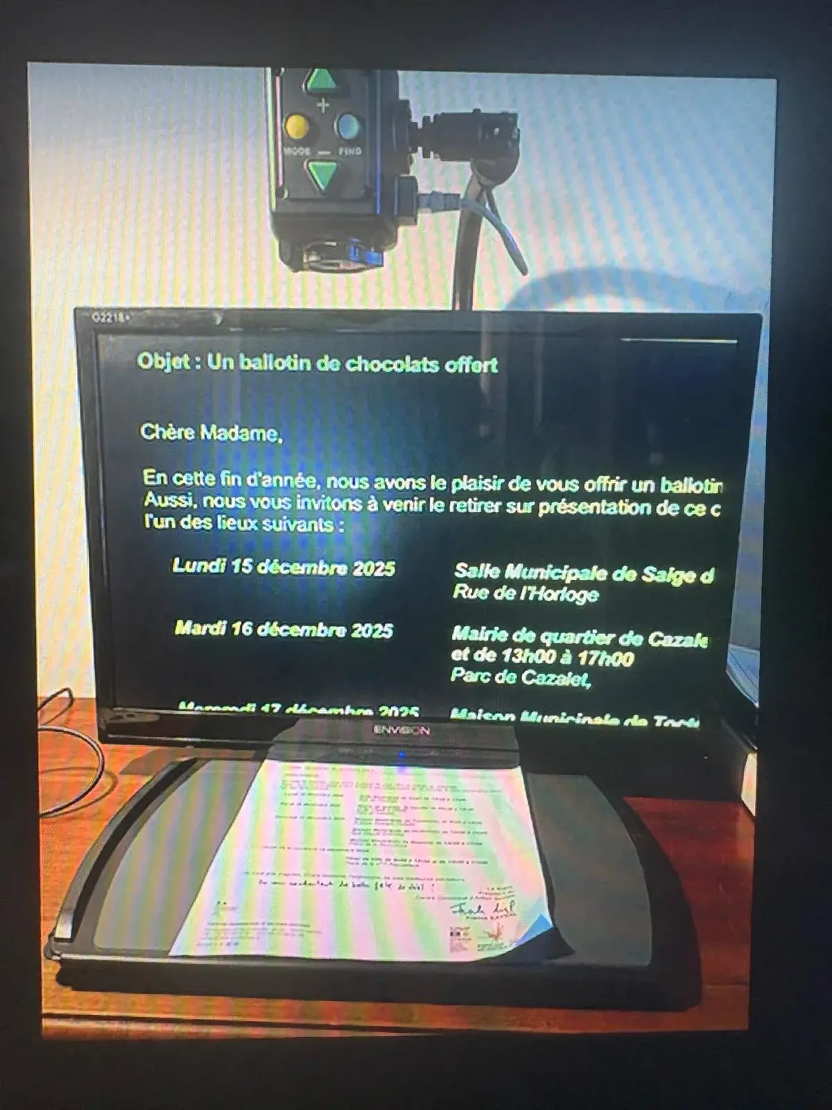 Scanner de documents à plat noir, en plastique et verre, visiblement en bon état, avec un document color