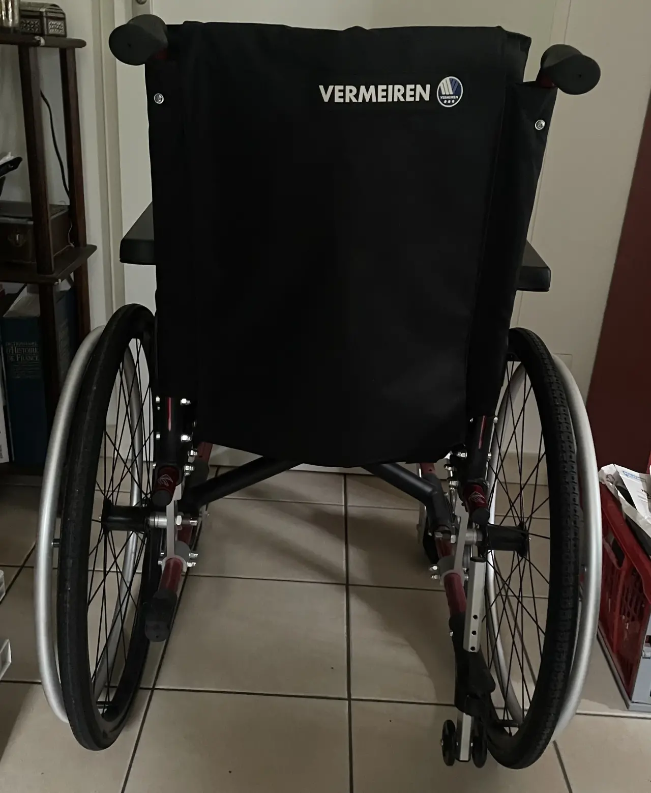 Fauteuil roulant manuel Vermeiren noir, structure en aluminium et assise en tissu, en excellent état, avec