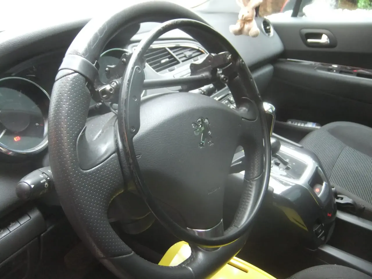 Volant de voiture Peugeot noir en cuir perforé, doté d'un anneau de conduite auxiliaire en
