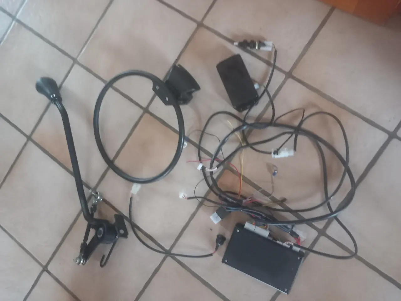 Kit de commande et contrôle moteur électrique noir en plastique et métal, incluant manette, contrôleur et fais