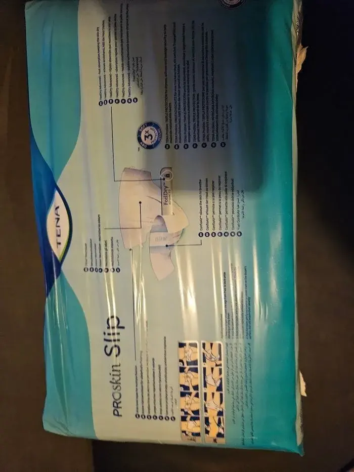 Paquet neuf et scellé de slips absorbants TENA ProSkin bleu-vert, en plastique, doté de la technologie FeelDry