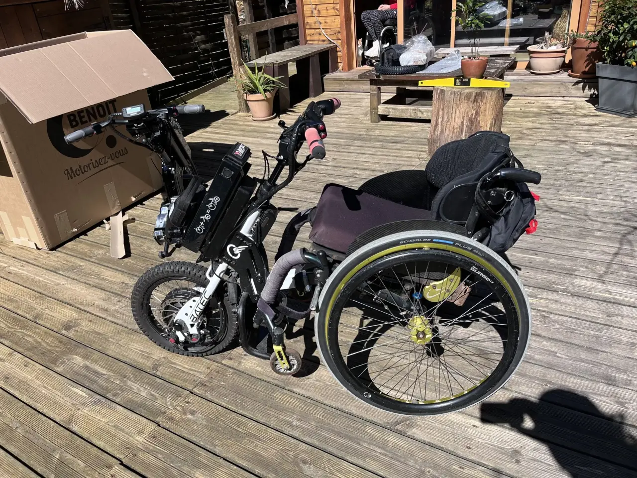 Fauteuil roulant manuel noir avec motorisation électrique Batec amovible en excellent état, doté