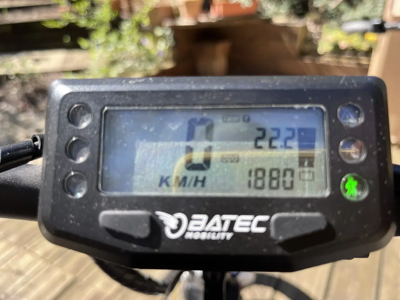 Écran de contrôle numérique noir en plastique pour handbike électrique Batec Mobility, affichant