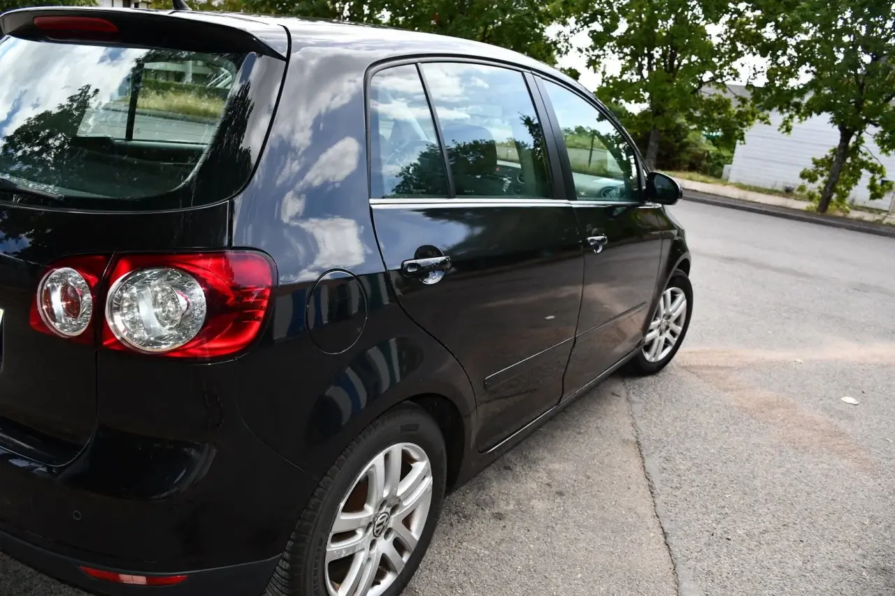 Monospace compact noir brillant en excellent état, carrosserie métallique et vitres, avec jantes alliage et de
