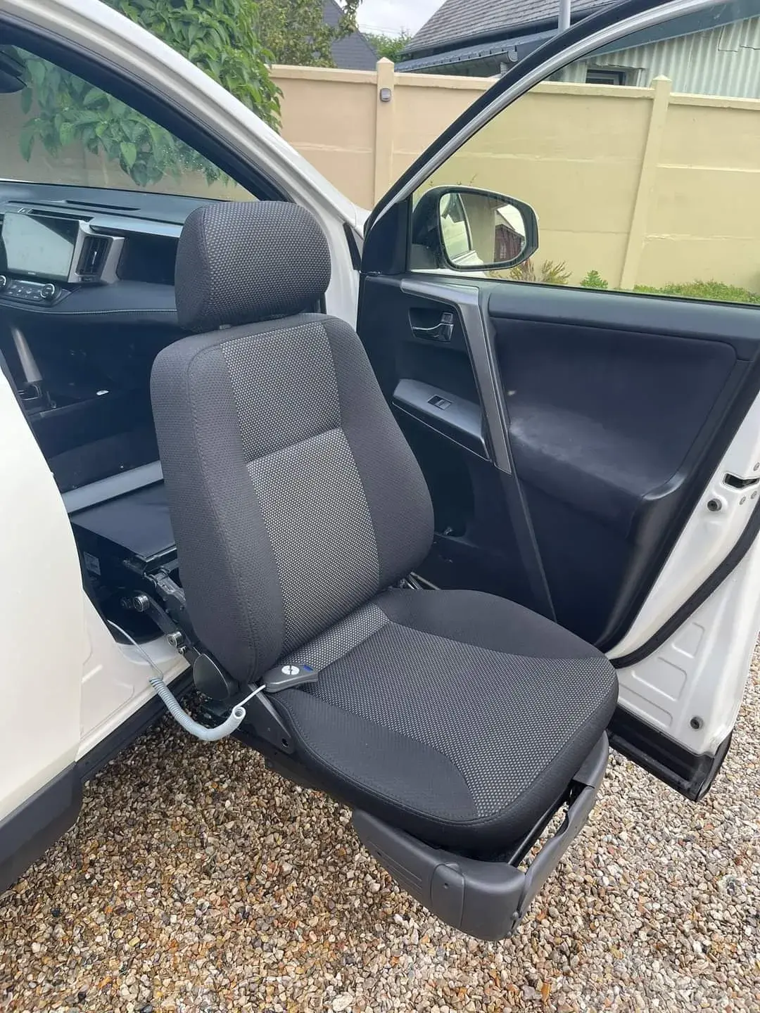 Siège auto pivotant gris foncé en tissu et métal, en excellent état, avec mécanisme d'aide au transfert hors