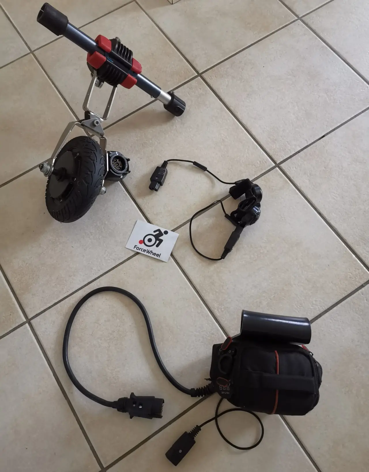 Tracteur électrique ForceWheel pour fauteuil roulant, noir et gris, en métal, caoutchouc et tissu, neuf, avec batterie externe et câblage