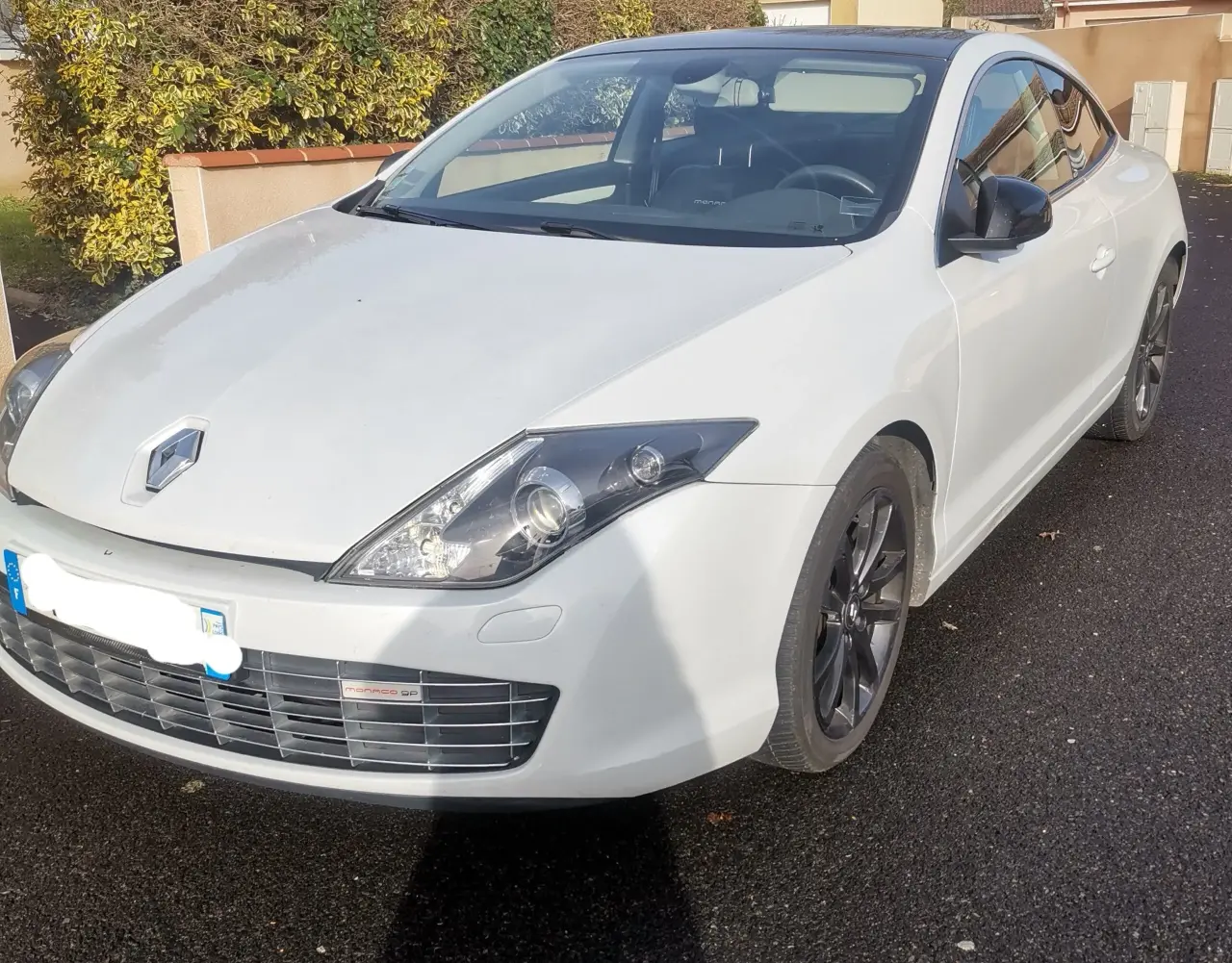 Élégant coupé Renault Laguna Monaco GP blanc nacré et toit noir, doté de jantes alliage