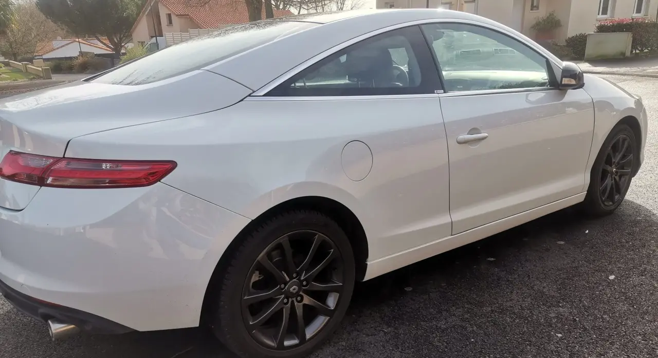 Coupé Renault Laguna blanc nacré en excellent état, carrosserie métal, vitres teintées, j