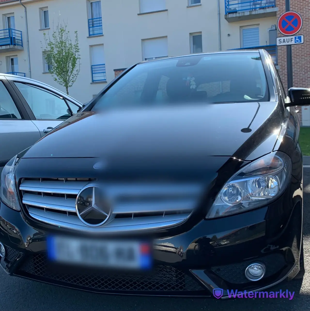 Monospace compact Mercedes-Benz Classe B noir brillant, carrosserie métal et verre, en très bon état, avec son étoile emblématique