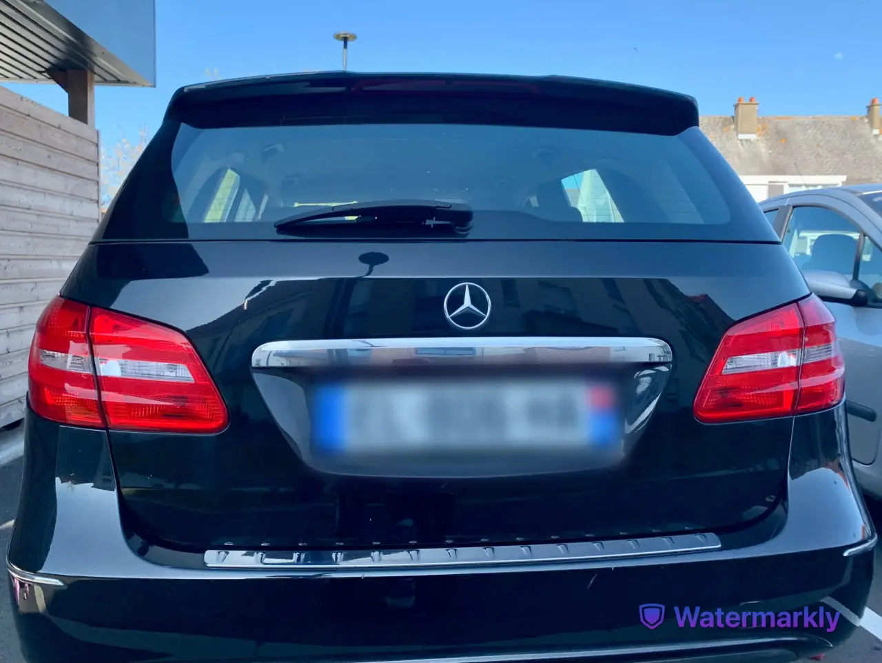 Monospace Mercedes-Benz Classe B noir en très bon état, carrosserie et vitres, avec