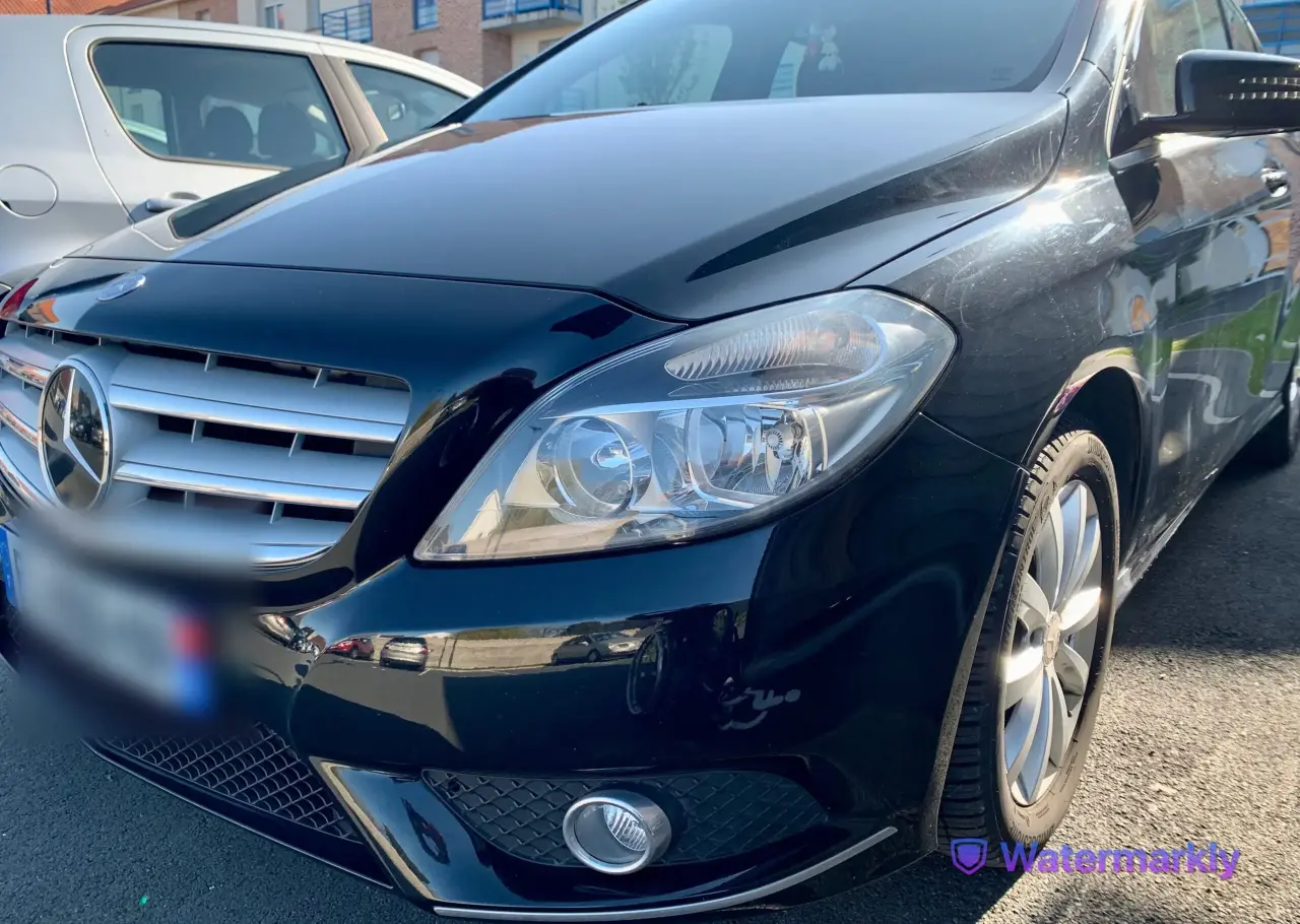 Berline compacte Mercedes-Benz noire, carrosserie métal et chrome, en bon état général avec des
