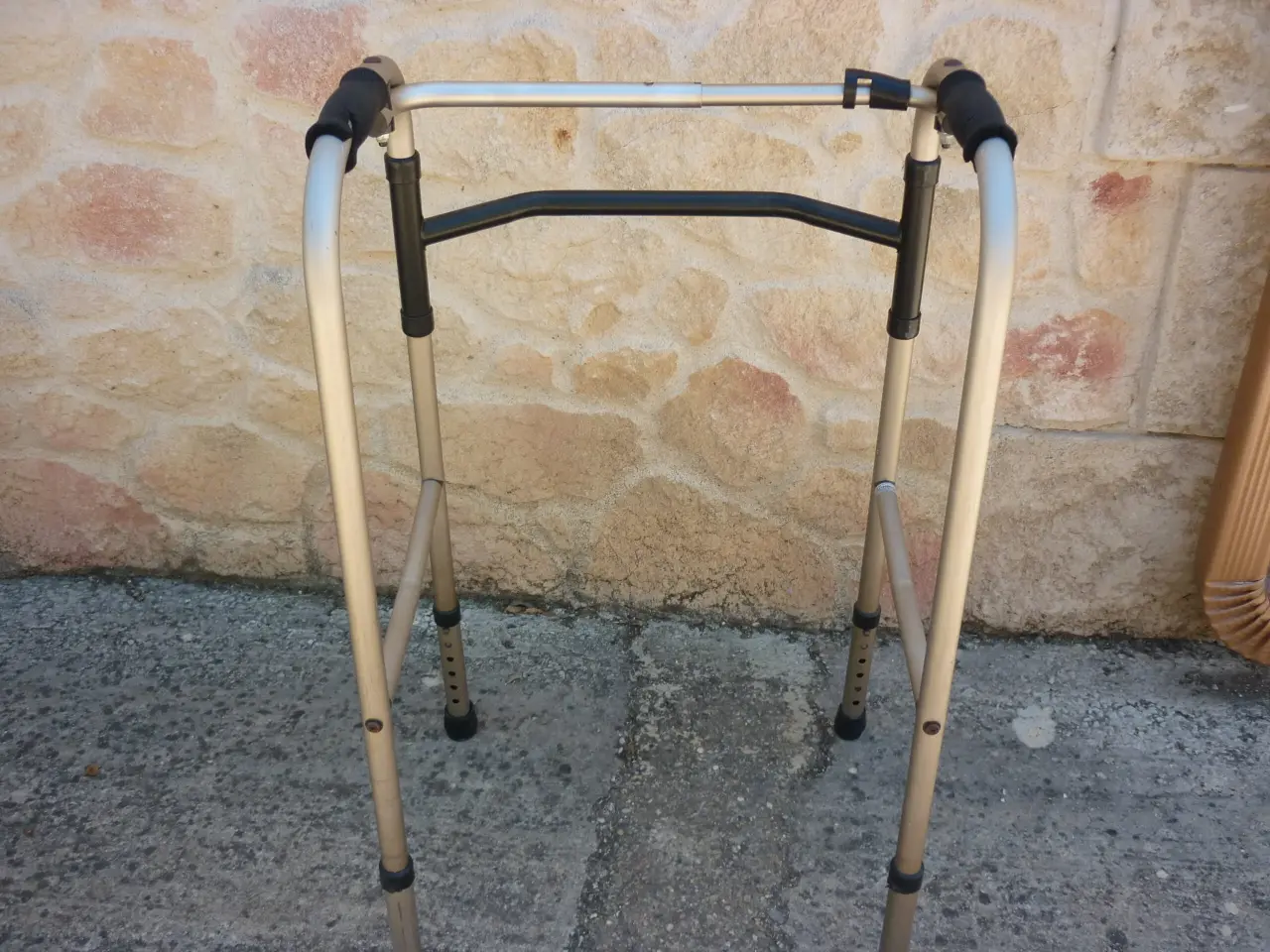 Déambulateur en aluminium doré clair et plastique noir, réglable en hauteur, avec poignées ergonom