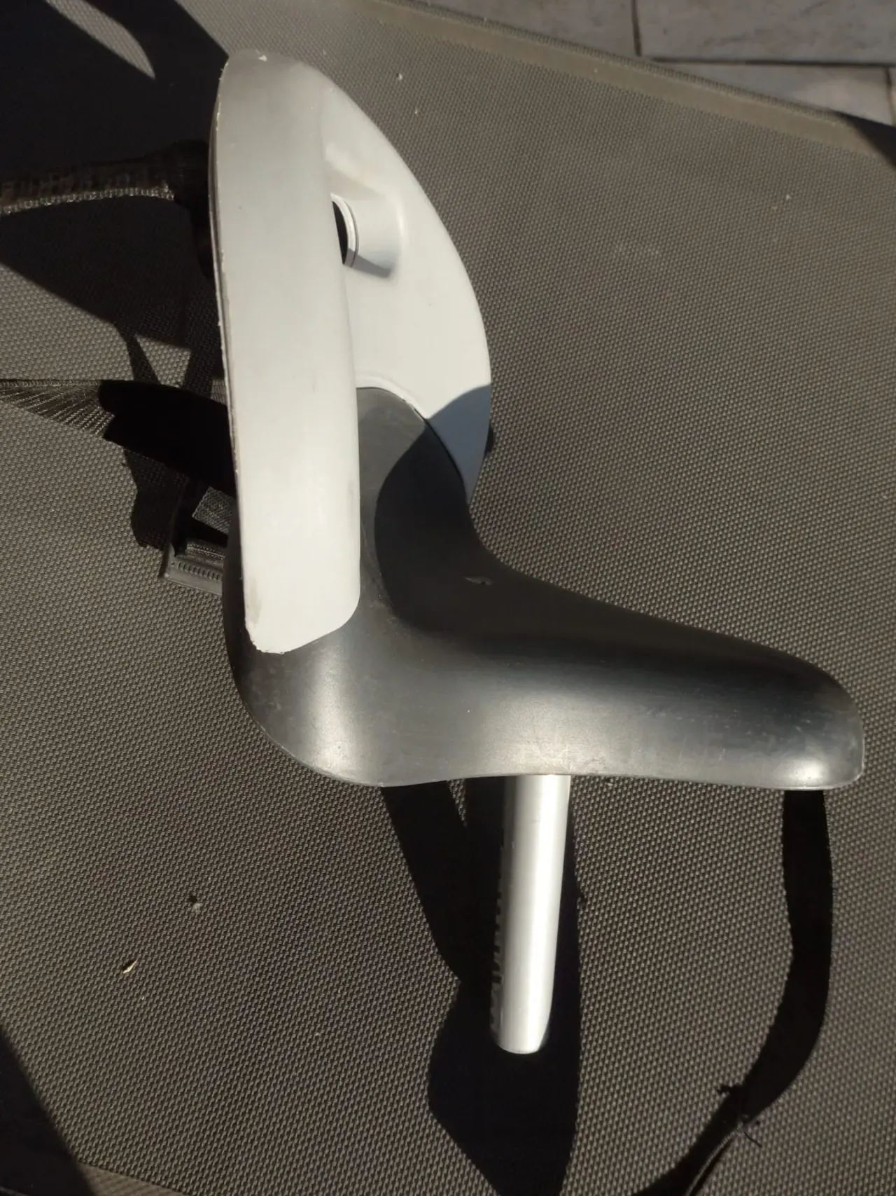 Selle de vélo enfant bicolore gris clair et noir en plastique et métal, avec dossier intégré, en