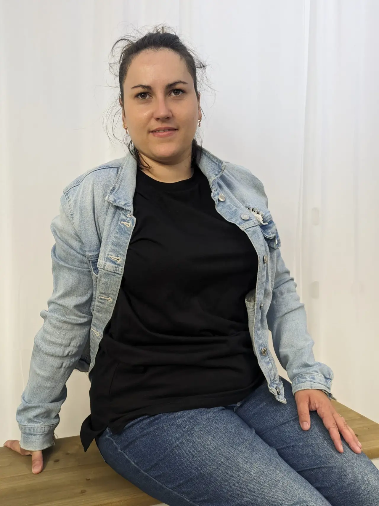 Veste en jean bleu clair délavé, en denim, neuve, présentant des déchirures stylisées et