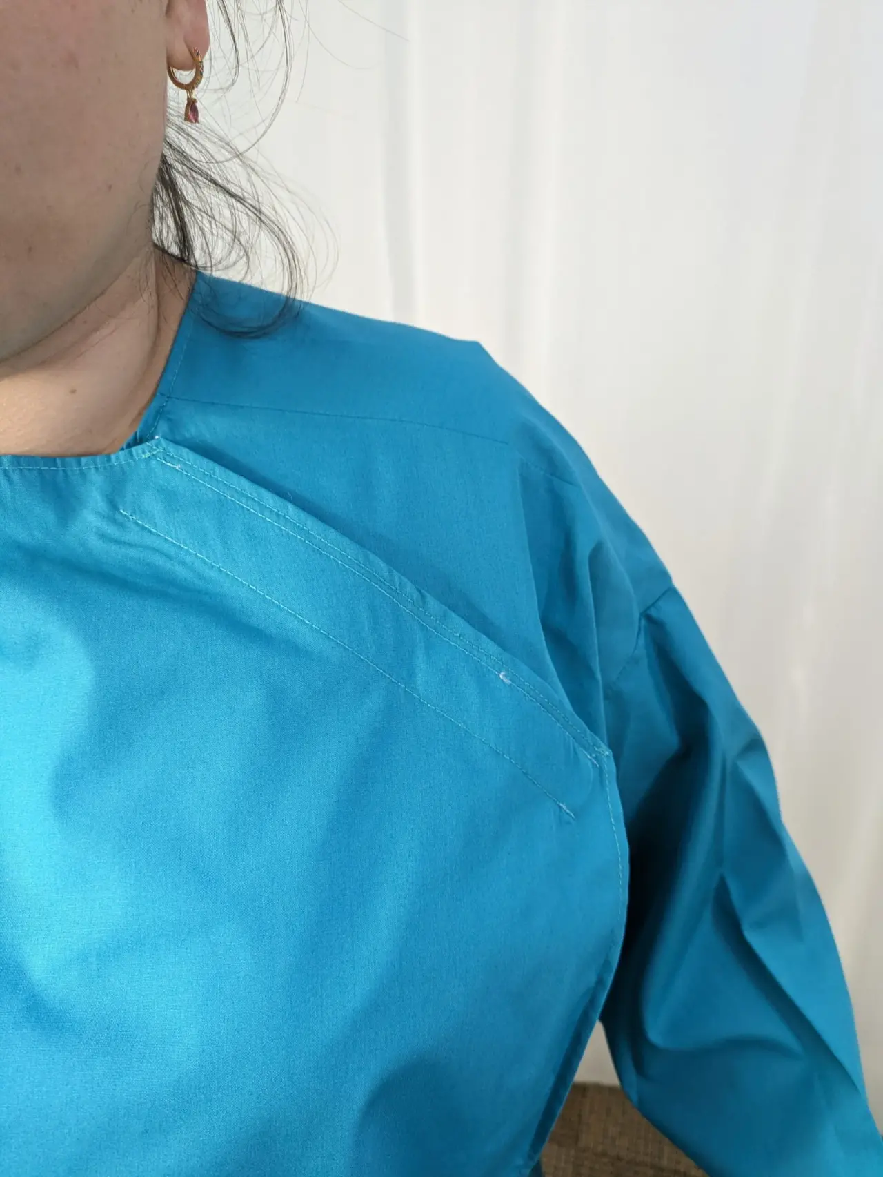 Tunique ample bleu sarcelle en coton léger, en excellent état, caractérisée par un empiè