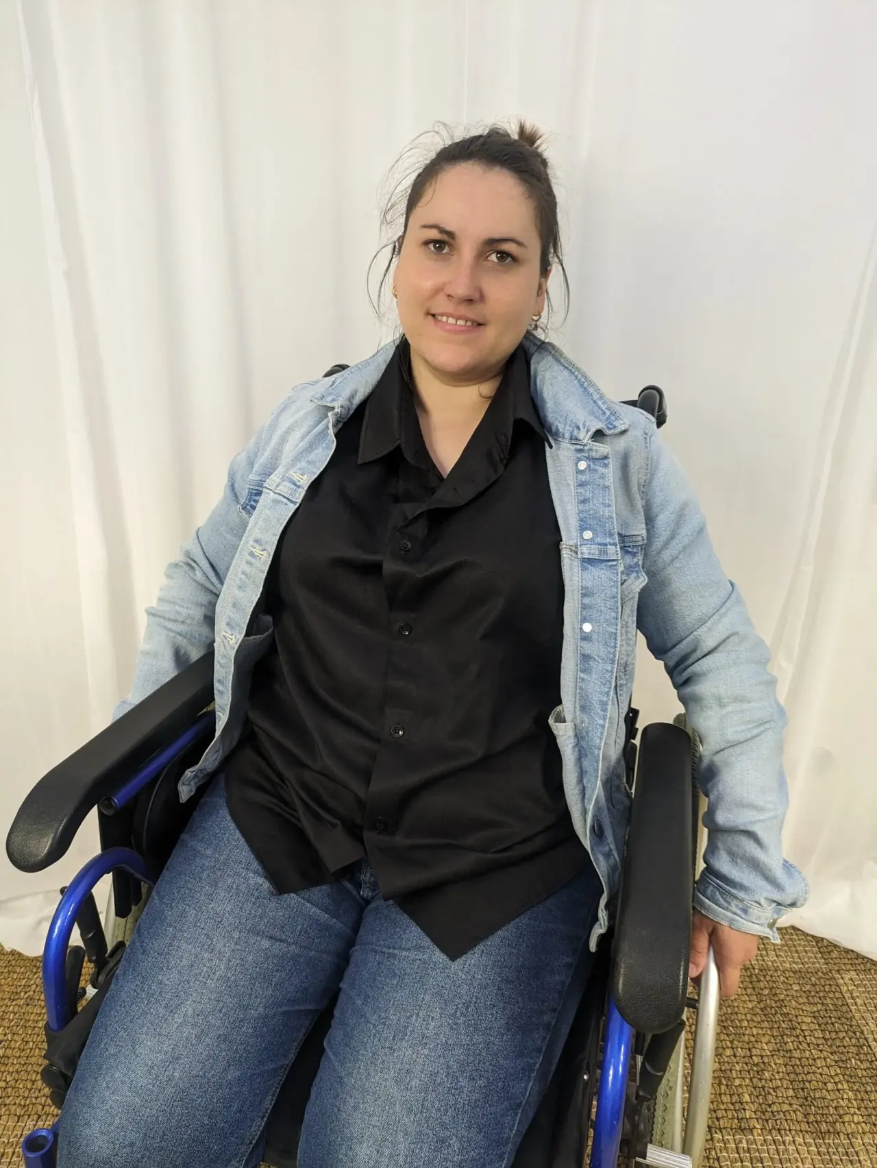 Fauteuil roulant manuel en métal bleu vif avec accoudoirs noirs, en excellent état, doté