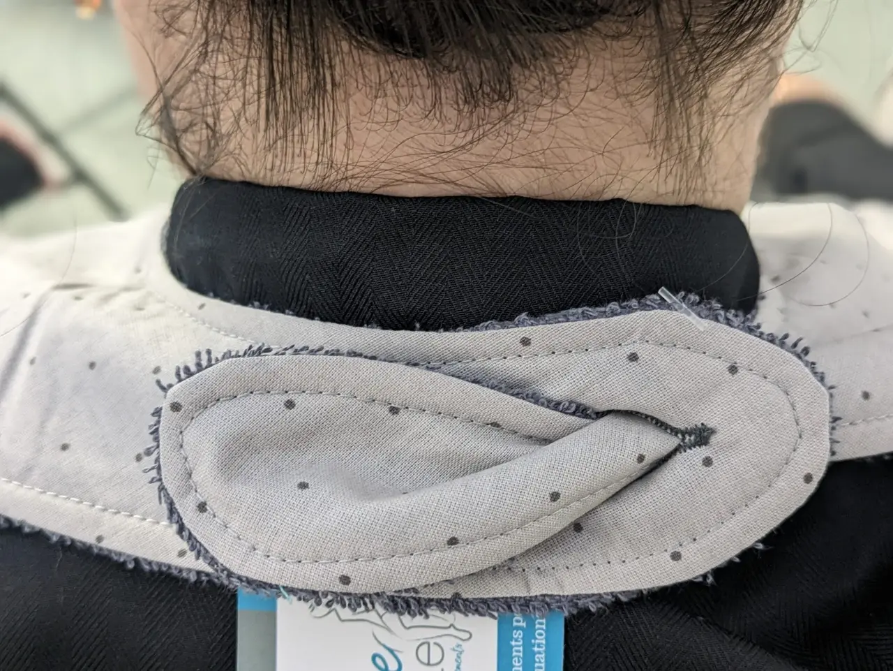 Bavoir en coton gris clair à motif pois gris foncé, neuf, avec bords effilochés et