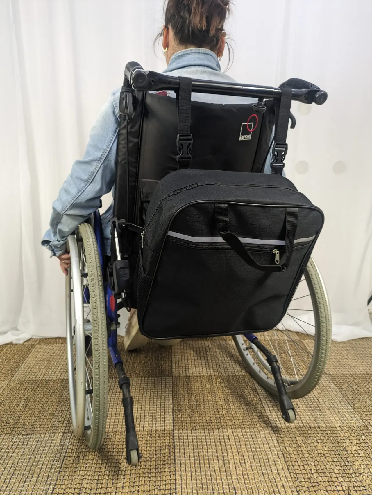 Sacoche latérale neuve pour fauteuil roulant, noire en tissu robuste avec fermetures éclair métalliques, dotée d'une bande réfléchissante pour plus de sécurité