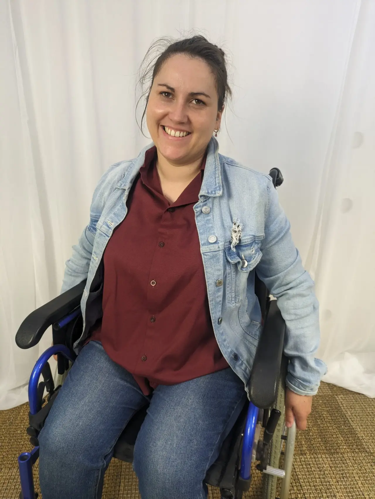 Veste en jean bleue, portée sur une chemise bordeaux en lin texturé, en excellent état