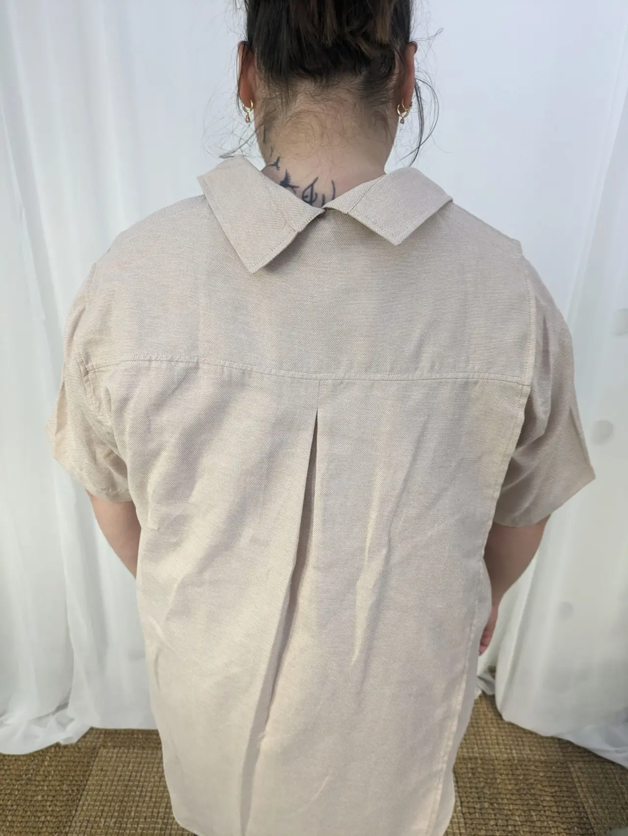 Robe chemise beige clair en lin, coupe ample à manches courtes, avec un pli d'aisance au