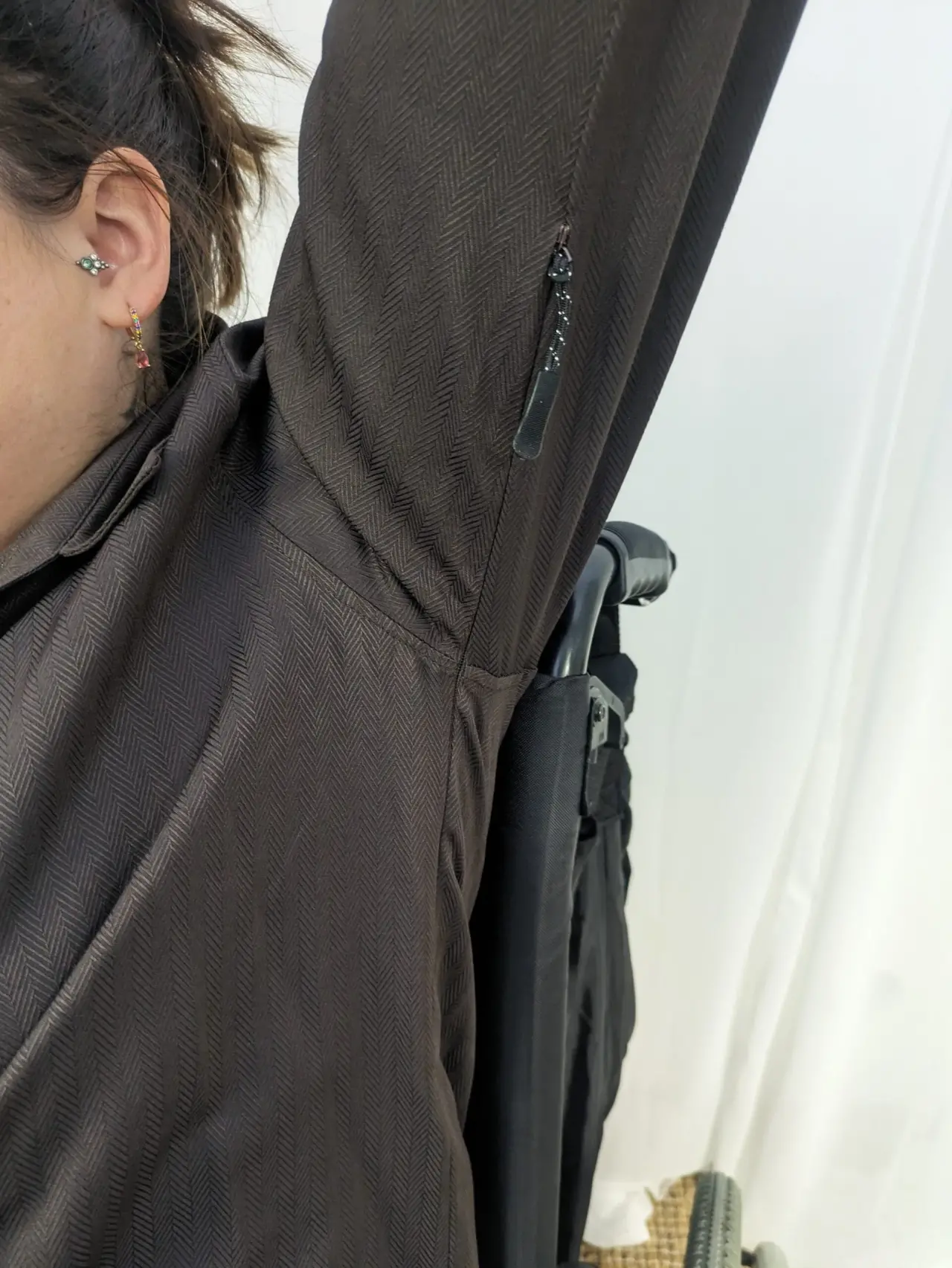 Haut marron foncé en tissu texturé à chevrons, en excellent état, avec une petite poche zipp