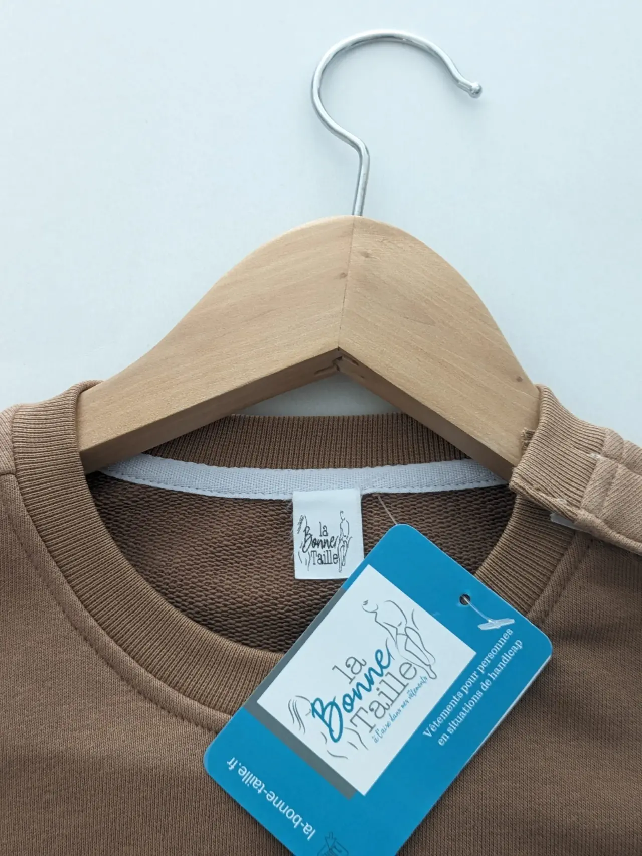 Sweatshirt marron clair en coton molletonné, neuf avec son étiquette bleue, caractérisé par