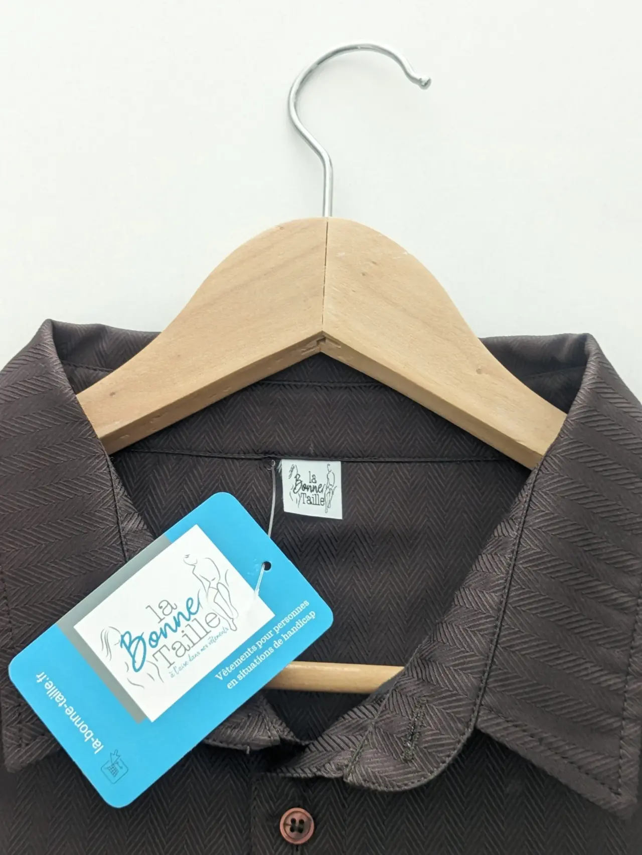 Chemise marron foncé en textile à motif chevrons, neuve avec son étiquette "La Bonne Taille",