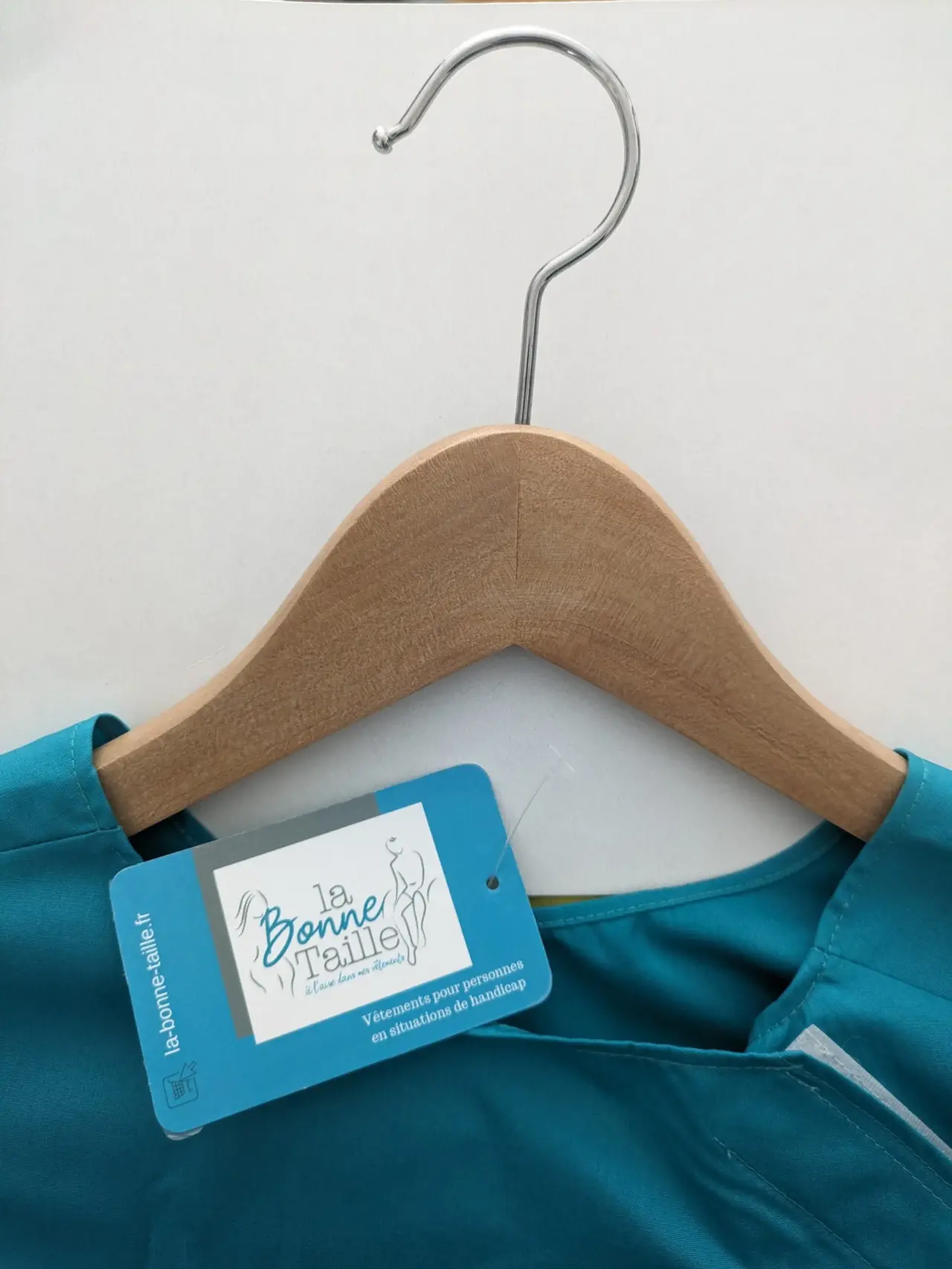 Tunique adaptative bleu sarcelle en tissu, neuve avec étiquette "La Bonne Taille" pour personnes en situation