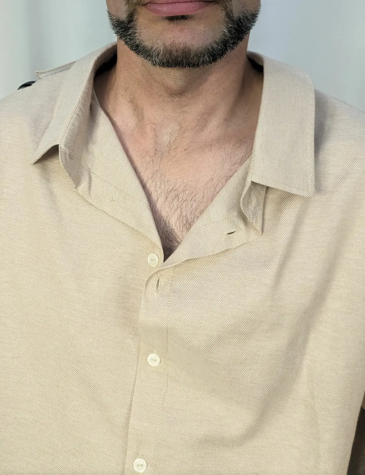 Chemise polo décontractée beige sable en maille piquée de coton, avec col ouvert et trois boutons apparent