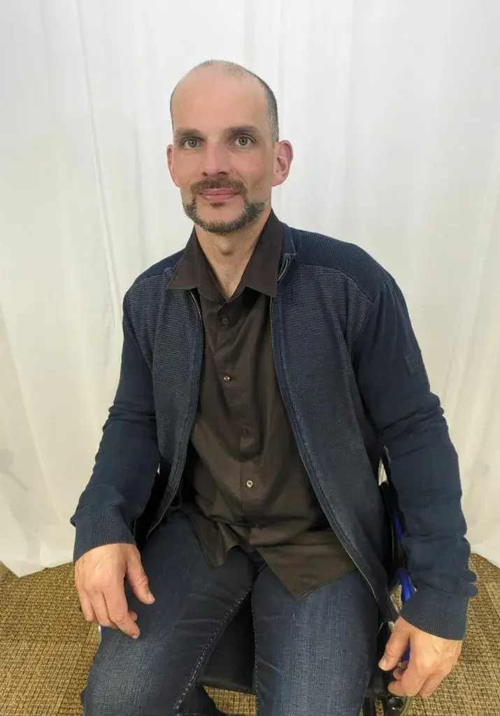 Veste zippée bleu marine en maille texturée et jean denim foncé, l'ensemble en excellent