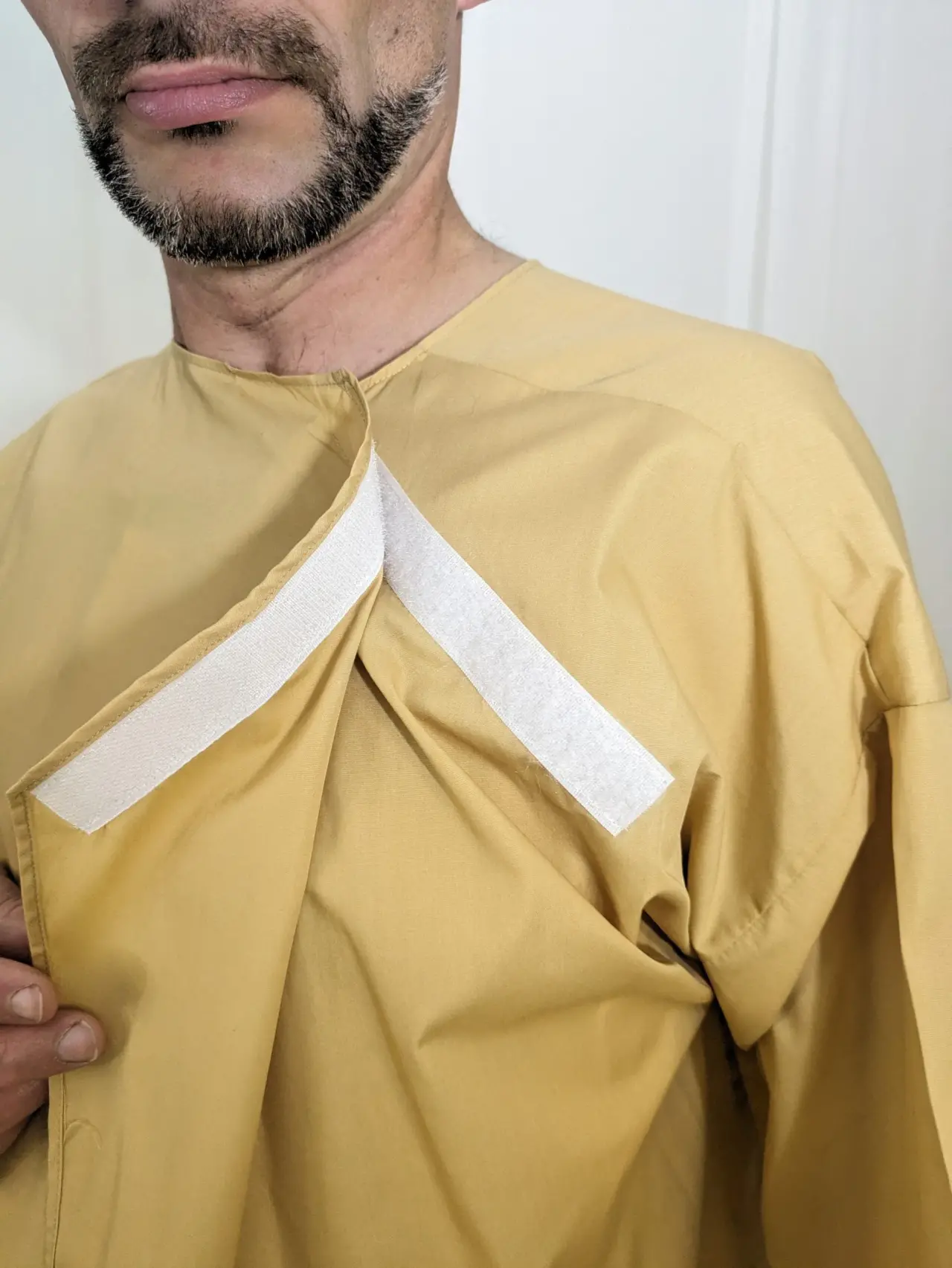 Blouse de patient jaune moutarde en textile de coton, en excellent état, dotée d'une large fermeture auto