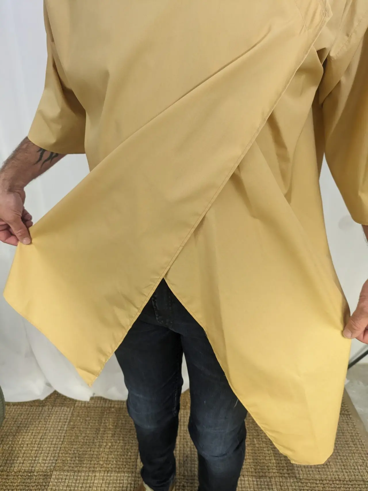 Tunique fluide camel en coton léger, caractérisée par une coupe asymétrique et un devant portefeuille croisé