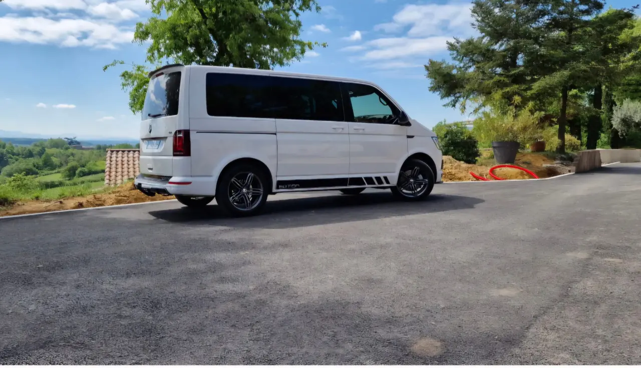 Van Volkswagen blanc en excellent état, carrosserie métal et vitres teintées, doté de jantes alliage