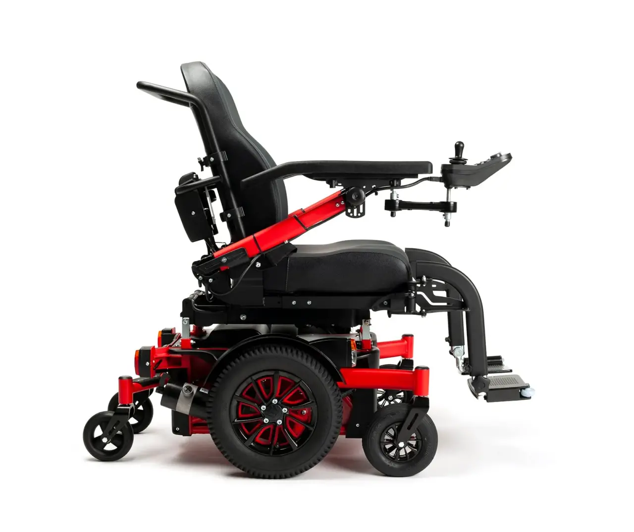 Fauteuil roulant électrique motorisé noir et rouge, en métal et tissu rembourré, avec un