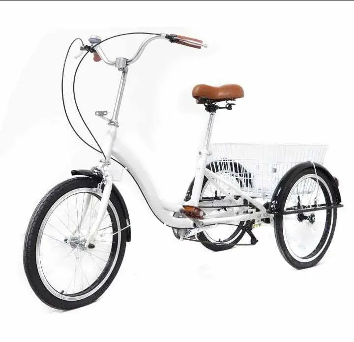 Tricycle adulte neuf, blanc éclatant, avec cadre en métal, garde-boue en plastique, selle et poignées marron en similicuir, doté d'un large panier