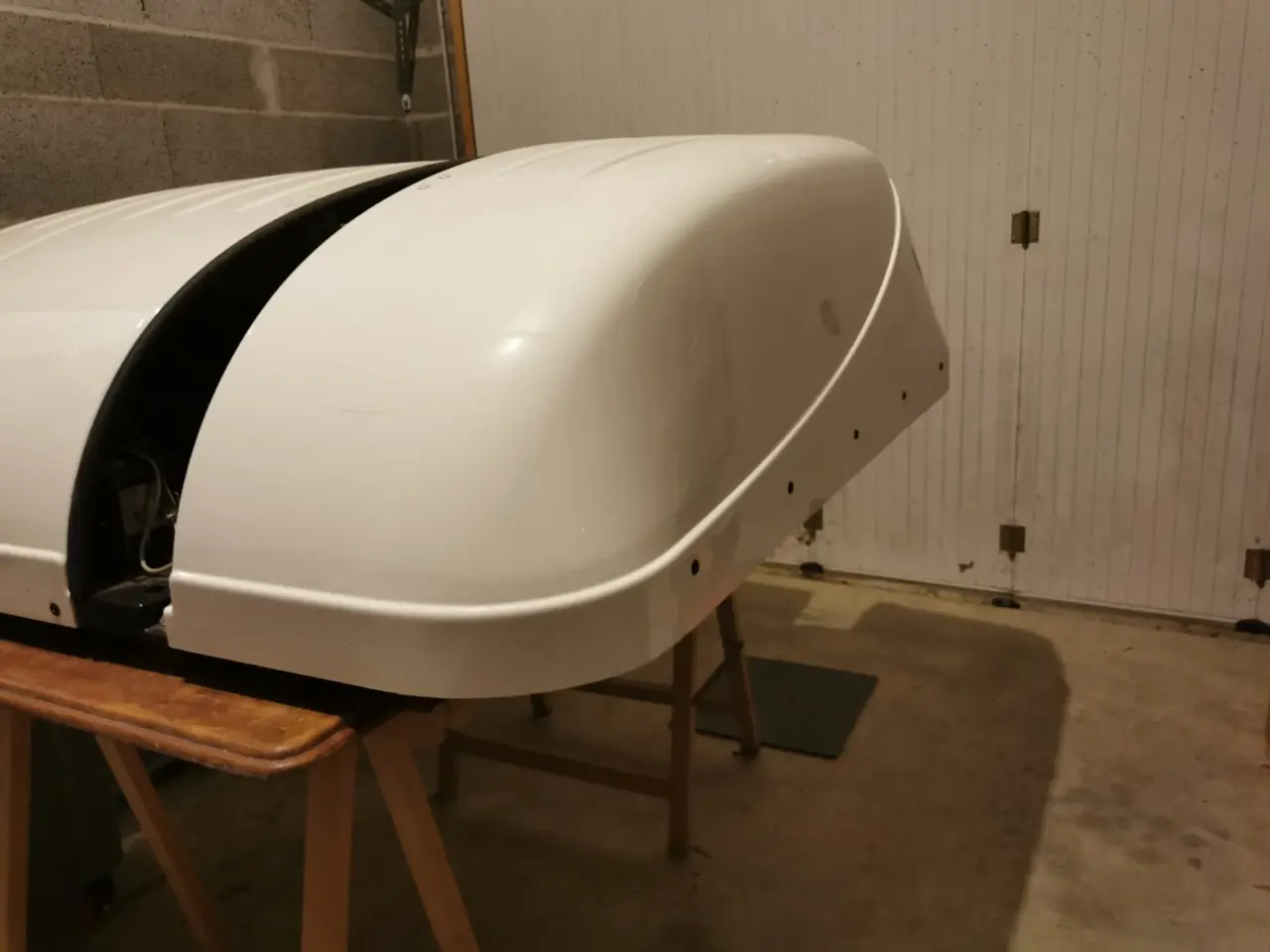 Coffre de toit rigide blanc brillant en plastique, en bon état général malgré quelques rayures et des trous de