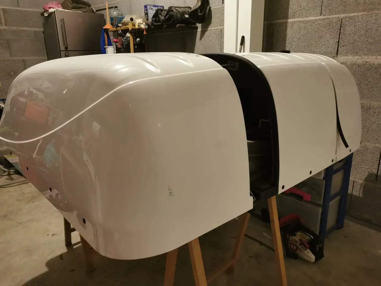 Hardtop blanc brillant en fibre de verre, neuf ou excellent état, composé de deux sections articulées pour